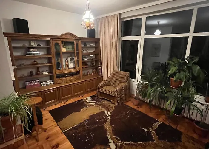 Stylish 4br Artist's With Garden- District Holiday home *